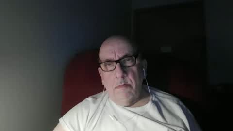 Snapshot of needlesslove chatting on 29, 4, 2026 Tom online show from 29, 4, 2026