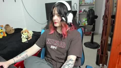 Snapshot of neeko_lol_ chatting on 18, 4, 2026 Geek Nicole im Neeko UwU online show from 18, 4, 2026