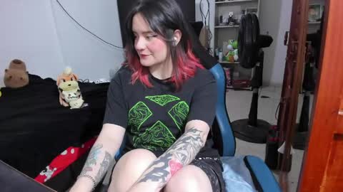 Snapshot of neeko_lol_ chatting on 26, 4, 2026 Geek Nicole im Neeko UwU online show from 26, 4, 2026