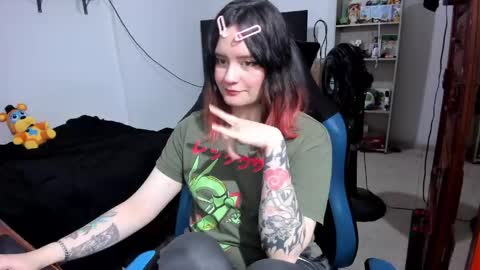 Snapshot of neeko_lol_ chatting on 16, 5, 2026 Geek Nicole im Neeko UwU online show from 16, 5, 2026