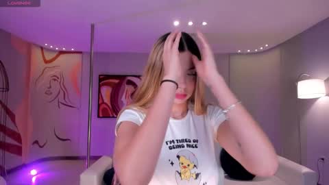 Snapshot of niaholland chatting on 20, 12, 2025 SQUIRTER DOLL online show from 20, 12, 2025