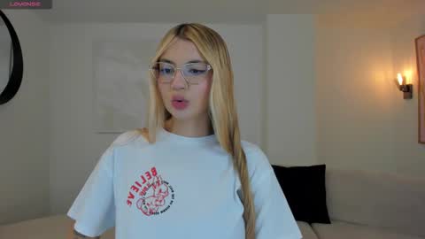 Snapshot of niaholland chatting on 8, 2, 2026 SQUIRTER DOLL online show from 8, 2, 2026