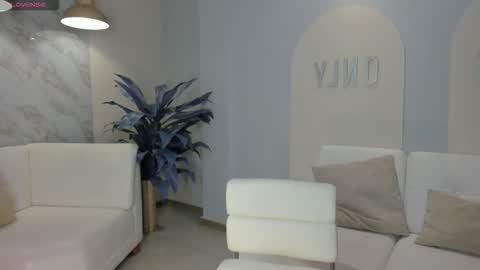 Snapshot of niaholland chatting on 15, 2, 2026 SQUIRTER DOLL online show from 15, 2, 2026