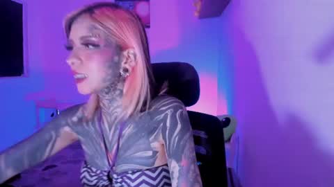 Snapshot of nicki_1 chatting on 27, 7, 2026 Help me reach 100 thumbs up online show from 27, 7, 2026