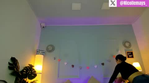 Nicolle Mays online show from 4, 3, 2025