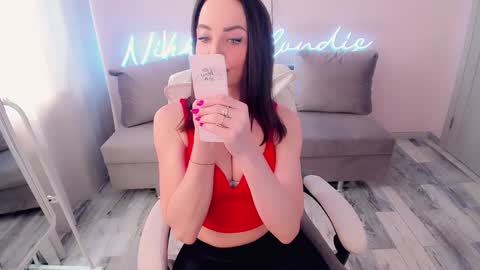 nikki_blondiee online show from 24, 1, 2025