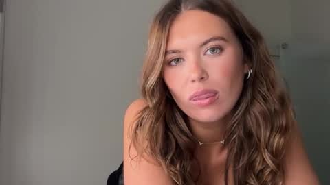 Snapshot of ninanoell chatting on 8, 11, 2025 Nina online show from 8, 11, 2025