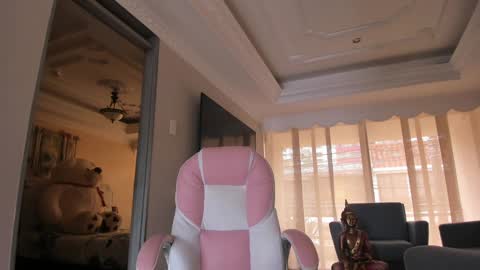  In instagram dayhannanoemi online show from 6, 2, 2026