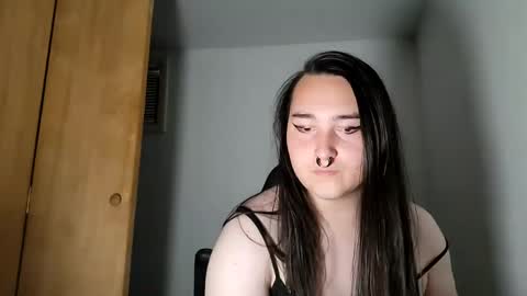 Snapshot of nonbinarybeauty20 chatting on 4, 10, 2025 nonbinarybeauty20 online show from 4, 10, 2025