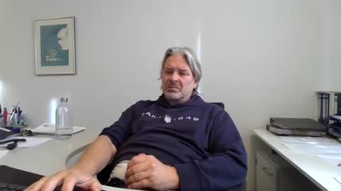 Snapshot of nonsequiture chatting on 31, 10, 2025 Ralle online show from 31, 10, 2025