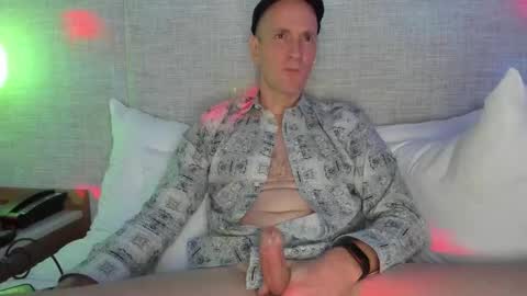 Snapshot of nyhudsonvalleyfun chatting on 10, 1, 2026 HudsonValleyNYfun online show from 10, 1, 2026