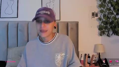 Snapshot of obsession_mine chatting on 17, 7, 2026 Sara Help me reach 1000 followers online show from 17, 7, 2026