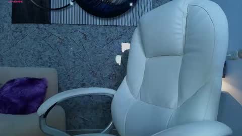 independent model online show from 5, 2, 2026