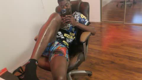 Snapshot of officialmoneyxxx chatting on 24, 4, 2026 Money online show from 24, 4, 2026
