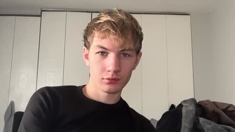 Snapshot of oliver_beck chatting on 17, 12, 2024 Oliver Beck online show from 17, 12, 2024