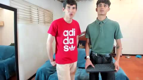 oliverhot2005 online show from 8, 2, 2025