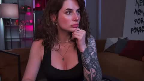 Snapshot of oliviamcclean chatting on 4, 8, 2026 Liv online show from 4, 8, 2026