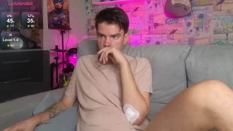 Snapshot of oxmikexo chatting on 26, 10, 2025 Mike online show from 26, 10, 2025