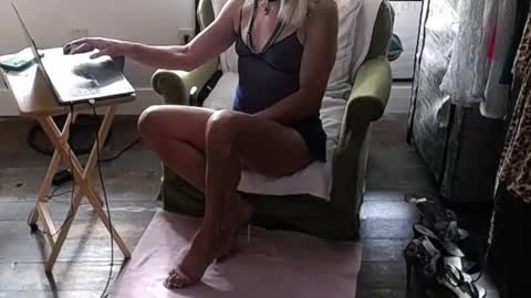 Snapshot of pammy_cd chatting on 4, 10, 2025 Sluttie Pammy online show from 4, 10, 2025