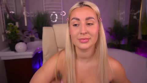 Snapshot of paolamola chatting on 15, 5, 2026 Lia online show from 15, 5, 2026