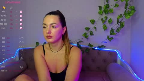 Snapshot of paradisepleasure_ chatting on 4, 12, 2024 Allie  Alex Thumbs up if you like us online show from 4, 12, 2024