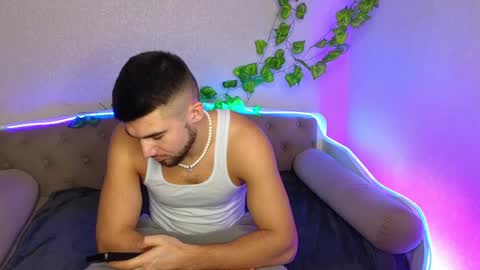 Snapshot of paradisepleasure_ chatting on 27, 1, 2025 Allie  Alex Thumbs up if you like us online show from 27, 1, 2025