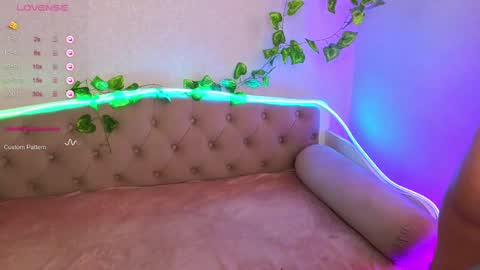 Snapshot of paradisepleasure_ chatting on 21, 2, 2025 Allie  Alex Thumbs up if you like us online show from 21, 2, 2025