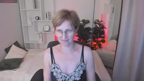 Snapshot of paris_cherry chatting on 7, 6, 2026 Paris online show from 7, 6, 2026