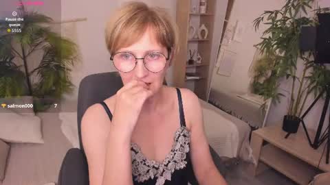 Snapshot of paris_cherry chatting on 26, 6, 2026 Paris online show from 26, 6, 2026
