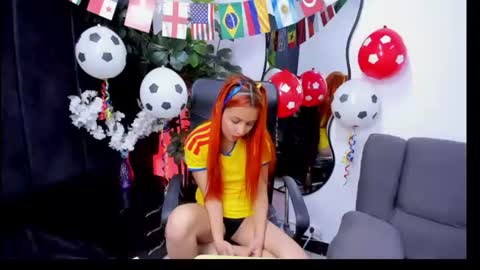 Snapshot of paris_petit chatting on 18, 6, 2026 paris petit online show from 18, 6, 2026