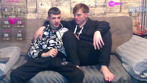 Max tall dark-haired guy with tattoos and Phil blond-haired online show from 4, 4, 2026
