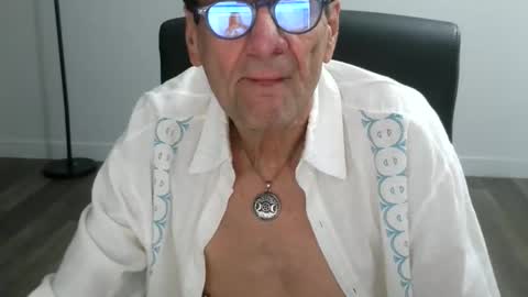 Snapshot of pastelito76 chatting on 18, 11, 2025 Bob online show from 18, 11, 2025