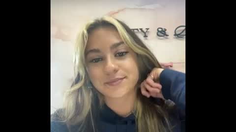 peachesncreampiezz online show from 27, 6, 2026