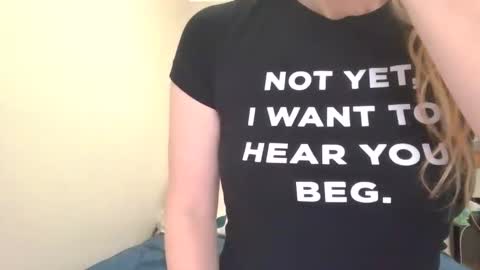 Snapshot of petite_cupcake chatting on 6, 1, 2025 Little cupcake online show from 6, 1, 2025