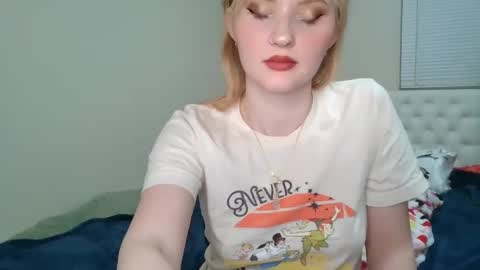 Snapshot of petite_cupcake chatting on 6, 3, 2025 Little cupcake online show from 6, 3, 2025