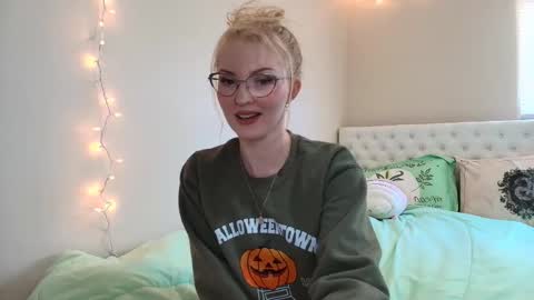 Snapshot of petite_cupcake chatting on 27, 10, 2025 Little cupcake online show from 27, 10, 2025