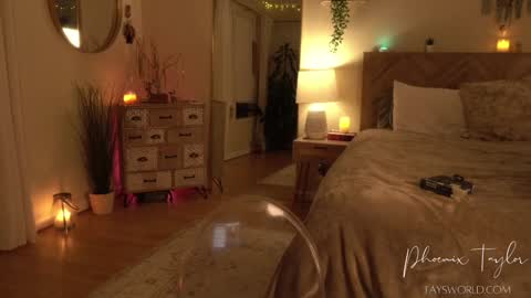 PHOENIX TAYLOR online show from 22, 11, 2025