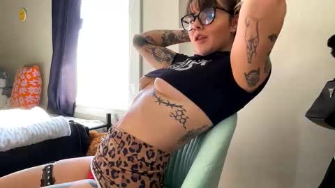 Snapshot of picante_peach chatting on 5, 2, 2025 Annie online show from 5, 2, 2025