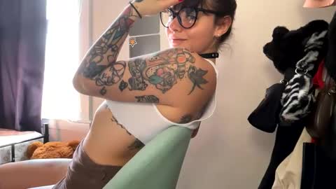 Snapshot of picante_peach chatting on 8, 2, 2025 Annie online show from 8, 2, 2025