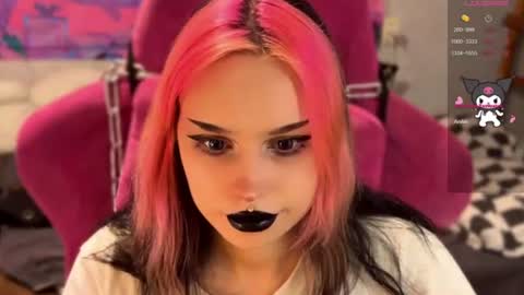 Snapshot of pineapple_dope chatting on 22, 6, 2026 Nancy online show from 22, 6, 2026