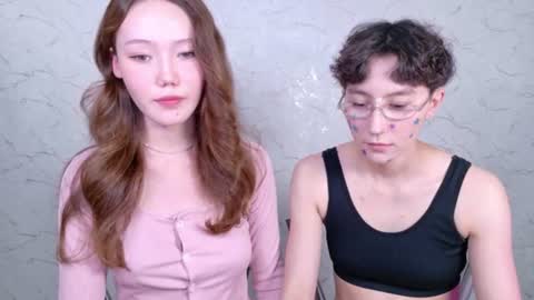 Snapshot of pinkylovers chatting on 19, 7, 2026 Li long hair and Ru short hair online show from 19, 7, 2026