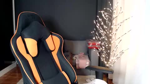 piscesgirl06 online show from 10, 12, 2024