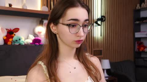 Snapshot of polly_bee chatting on 4, 4, 2026 Polly online show from 4, 4, 2026