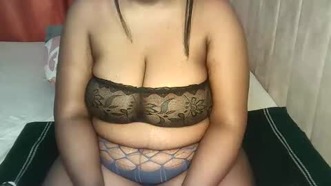 Snapshot of pretty_bums chatting on 6, 11, 2025 chichi online show from 6, 11, 2025