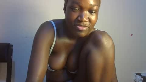 pretty_lucie online show from 8, 4, 2026