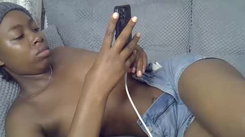 Snapshot of pretty_petite24 chatting on 22, 5, 2026 pretty_petite24 online show from 22, 5, 2026
