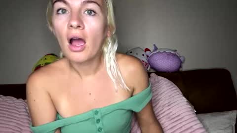 Snapshot of prettybabypetite chatting on 28, 10, 2025 Missy Jack online show from 28, 10, 2025