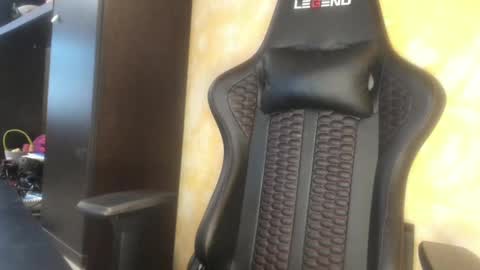 Snapshot of qtxwrm31 chatting on 5, 1, 2025 L online show from 5, 1, 2025