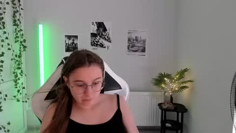 Snapshot of queen_amelie chatting on 16, 7, 2026 Amelie online show from 16, 7, 2026