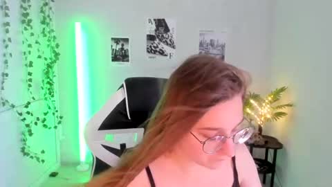 Snapshot of queen_amelie chatting on 18, 7, 2026 Amelie online show from 18, 7, 2026